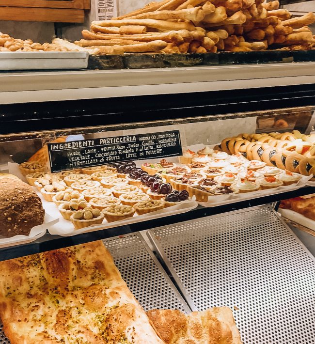 focaccia szendvics, róma, reggeli, reggelizőhely, római, olaszország reggeli, sütemény, grissini