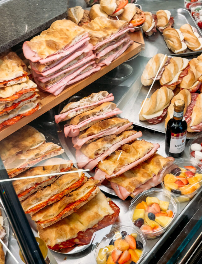 focaccia szendvics, róma, reggeli, reggelizőhely, római, olaszország reggeli
