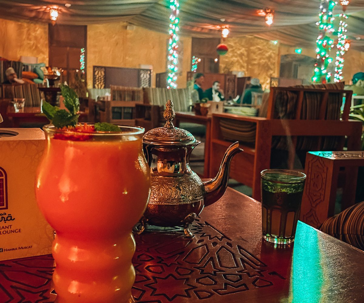 muscat látnivalók, muscat utazás, omán látnivalók, omán utazás, omán tippek, omán utazási tippek, muscat látnivalók, nizwa, omán piac, muscat éttermek, omán éttermek, ománi ételek, omán étteremajánló, muscat éttermek, muscat étteremajánló, muscat kávézó, ománi kávé, sáfrányos latte