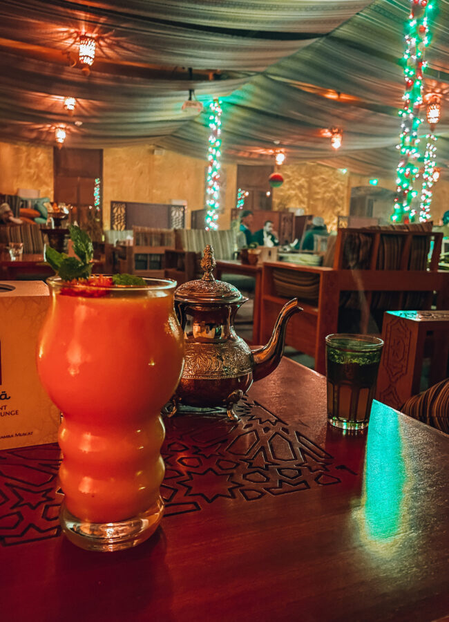 muscat látnivalók, muscat utazás, omán látnivalók, omán utazás, omán tippek, omán utazási tippek, muscat látnivalók, nizwa, omán piac, muscat éttermek, omán éttermek, ománi ételek, omán étteremajánló, muscat éttermek, muscat étteremajánló, muscat kávézó, ománi kávé, sáfrányos latte