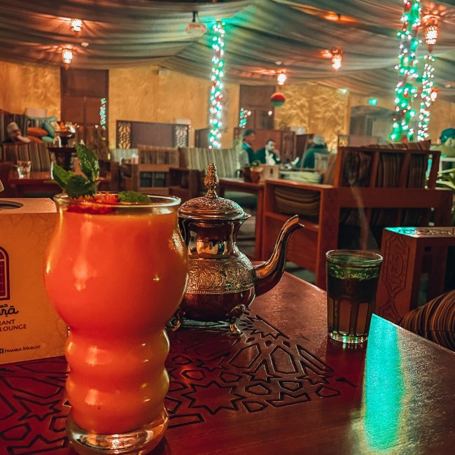 muscat látnivalók, muscat utazás, omán látnivalók, omán utazás, omán tippek, omán utazási tippek, muscat látnivalók, nizwa, omán piac, muscat éttermek, omán éttermek, ománi ételek, omán étteremajánló, muscat éttermek, muscat étteremajánló, muscat kávézó, ománi kávé, sáfrányos latte