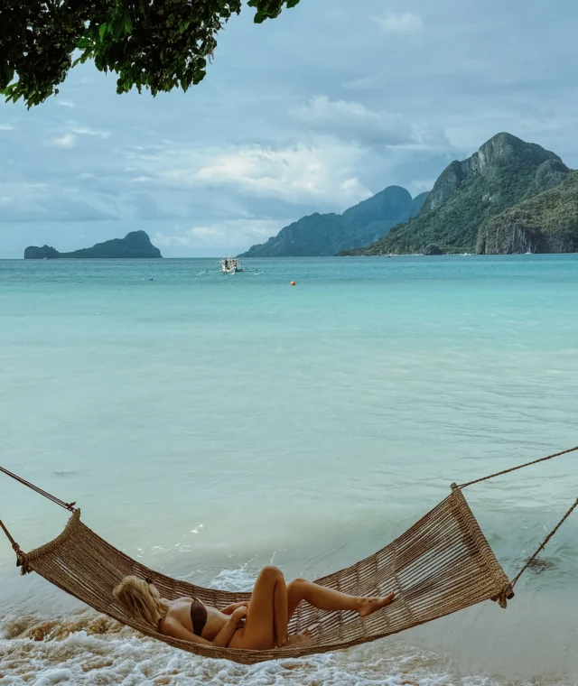 El Nido = paradise 🥥🌴🌺☀️

The clear water, the cliffs, the whole vibe—this place is something else. Waking up here every day feels like a dream—no stress, no rush, just good vibes and beautiful nature. Can’t get over how peaceful and beautiful this place is. If El Nido isn’t on your travel list yet, trust me, it should be. If you haven’t been here yet, add it to your list ASAP. I want to stay here forever ✨ Who else has been here and completely fallen in love? 😍

#elnido #philippines #elnidopalawan #elnidopalawanphilippines #mutimerrevagy #utazobazis
#palawan #mutimerrejarsz
#utazás #instahun #elnidoisland #utazóblog #philippines🇵🇭 #discoverphilippines #philippinestravel #elnidobeach #palawanisland #southeastasiatravel #ikozosseg #instahun #sunset #magyarblog #utazas #nyaralás #utazzvelem #palawanbeach #nacpanbeach #lascabañasbeach #nacpanbeachelnido #liobeach