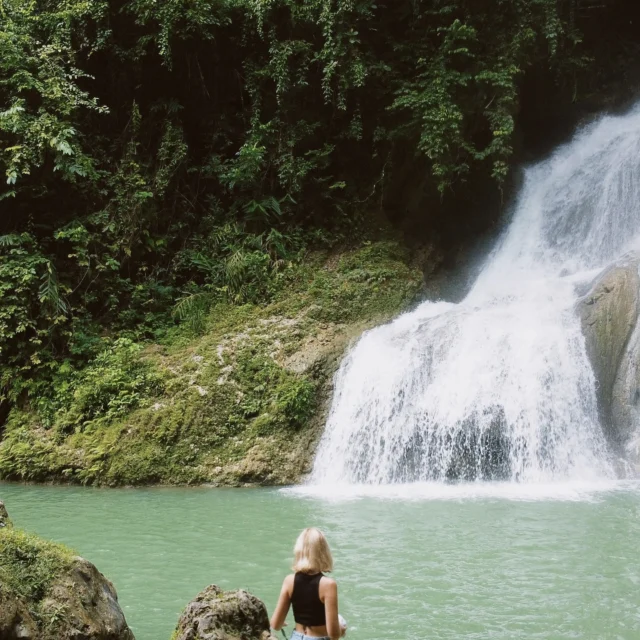 some moments from Bohol 🌴🐵

📍Bohol, Fülöp-szigetek 

Bohol minden várakozásomat felülmúlta. 🌿🏝️ A szigeten több eldugott vízesésre is bukkantam a dzsungel mélyén, ahol csak a természet hangjai vettek körül – se turisták, se zaj, csak a víz és a madárcsicsergés. Az út rizsföldeken vezetett át, a táj pedig egyszerűen mesés volt. 🌾✨

Emellett ellárogattam a híres Tarsier menhelyre, ahol testközelből láthattam ezeket a parányi, hatalmas szemű kismajmokat, akik annyira különlegesek! 🐵💛 

A Loboc folyón csónakázni vagy SUP-ozni szintén fantasztikus élmény, a smaragdzöld víz és a buja növényzet között lebegve úgy éreztem, mintha egy filmbe csöppentem volna.🚤🌊

Bohol nem csak a Csokoládé-hegyeiről híres – annyi rejtett csoda van itt, hogy napokig lehetne barangolni és mindig találni valami újat. Ez a hely tényleg maga a földi paradicsom. 😍 

Ki járt már itt? Mit nem szabad még kihagyni? 👇🏼

#bohol #philippines #boholphilippines #boholisland #mutimerrevagy #utazobazis
#panglao #mutimerrejarsz
#utazás #instahun #tarsiersanctuary #utazóblog #philippines🇵🇭 #discoverphilippines #philippinestravel #tarsiermonkey #tarsierbohol #southeastasiatravel #ikozosseg #instahun #lobocriver #magyarblog #utazas #nyaralás #utazzvelem #chocolatehills #lobocrivercruise #boholphilippines🇵🇭