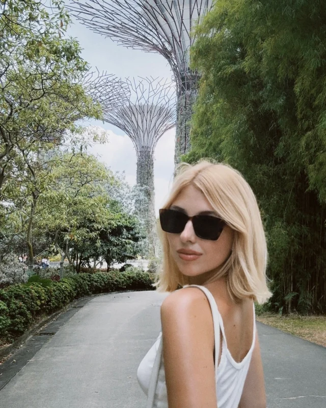 my fav pictures from Singapore 🇸🇬🌴✨🪷

Szingapúr 🇸🇬 Ami a legjobban megfogott ebben a városban, az hogy hihetetlenül sokszínű – egy helyen megtalálhatók a modern felhőkarcolók és az autentikus, történelmi negyedek. 🌆🏮 A Chinatown és a Little India negyedek utcáin sétálgatván teljesen más kultúrákba csöppensz, emellett a város minden sarkán elképesztő street food vár. 🍜🥢

Az élet Szingapúrban egyszerre nyüzsgő és harmonikus, ahol a hagyományok, a modern világ és a különböző kultúrák tökéletesen keverednek. Ha egy szingapúri utazás is szerepel a bakancslistádon, ne hagyd ki a Marina Bay Sands ikonikus panorámáját, a Gardens by the Bay futurisztikus fényeit és a város lüktető energiáját. ✨ Szingapúr látnivalói között a kedvenceim a nyüzsgő helyi piacok voltak, amelyek mind hozzájárulnak a város egyedi atmoszférájához. 

Ki volt már Szingapúrban? Mi volt a kedvenc látnivalód?🌴

🏷️ #travel #utazás #mutiholjársz
#mutimerrevagy #utazobazis
#utazomajom #mutimerrejarsz
#utazás #instahun #utazóblog #instahun #magyarblog #utazas #utazzvelem #szingapúr #singapore #gardensbythebaysingapore #spagosingapore #littleindiasingapore #chinatownsingapore #hawkercentre #streetfoodsingapore #hajilanesingapore #travelsingapore #marinabaysandssingapore #supertreegrove #singaporephotography #visitsingapore #southeastasiatravel